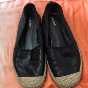Black leather rudsak flats